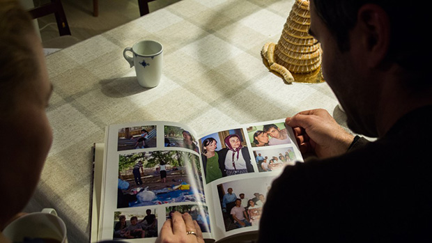 Bilder og minnebøker er viktige når en bor langt unna hjemlandet. FOTO: IVAR ARNE NORDRUM / NRK